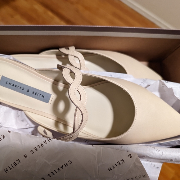 NIB Charles and Keith Cream mules 8 - Picture 3 of 4